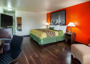 Super 8 by Wyndham Giddings hotel thumbnail 8