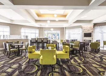 La Quinta Inn & Suites by Wyndham Alexandria Airport hotel thumbnail 2