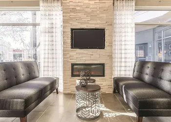 La Quinta Inn & Suites by Wyndham Alexandria Airport hotel thumbnail 3