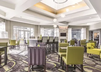 La Quinta Inn & Suites by Wyndham Alexandria Airport hotel thumbnail 4