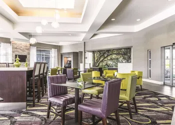 La Quinta Inn & Suites by Wyndham Alexandria Airport hotel thumbnail 5
