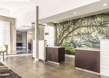 La Quinta Inn & Suites by Wyndham Alexandria Airport hotel thumbnail 6