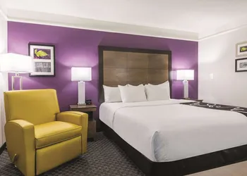 La Quinta Inn & Suites by Wyndham Alexandria Airport hotel thumbnail 7