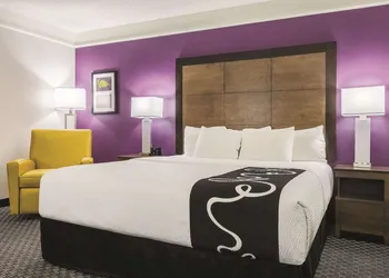 La Quinta Inn & Suites by Wyndham Alexandria Airport hotel thumbnail 8