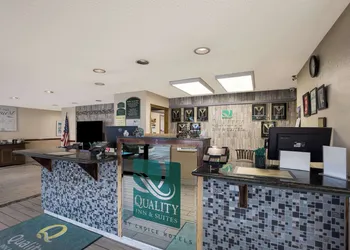 Quality Inn & Suites Medford Airport hotel thumbnail 2