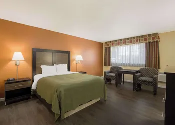 Quality Inn & Suites Medford Airport hotel thumbnail 4