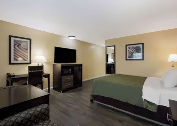 Quality Inn & Suites Medford Airport hotel thumbnail 6