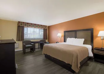 Quality Inn & Suites Medford Airport hotel thumbnail 7