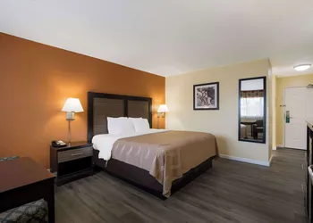 Quality Inn & Suites Medford Airport hotel thumbnail 8