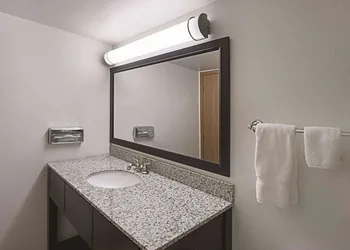 La Quinta Inn & Suites by Wyndham Woodburn hotel thumbnail 5
