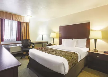 La Quinta Inn & Suites by Wyndham Woodburn hotel thumbnail 6