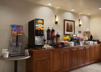 Super 8 by Wyndham Woodburn hotel thumbnail 4