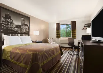 Super 8 by Wyndham Woodburn hotel thumbnail 6