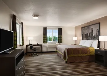 Super 8 by Wyndham Woodburn hotel thumbnail 8