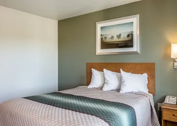 HomeTowne Studios by Red Roof Salem, OR hotel thumbnail 7