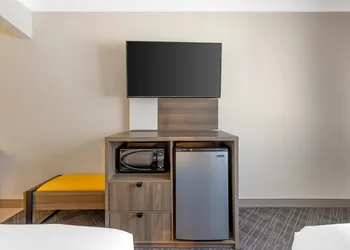 Comfort Suites Salem hotel thumbnail 5