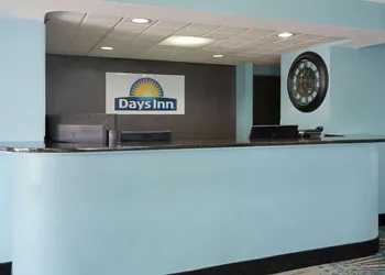 Days Inn by Wyndham Neenah hotel thumbnail 2