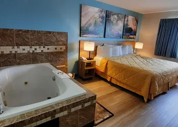 Days Inn by Wyndham Neenah hotel thumbnail 5