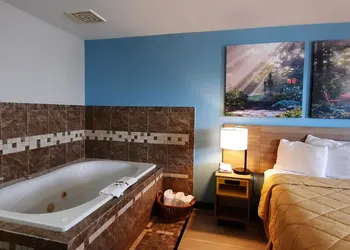 Days Inn by Wyndham Neenah hotel thumbnail 6