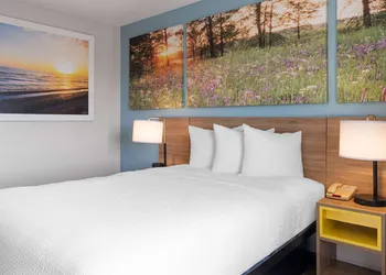 Days Inn by Wyndham Neenah hotel thumbnail 7