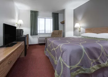 Super 8 by Wyndham Fond Du Lac hotel thumbnail 3