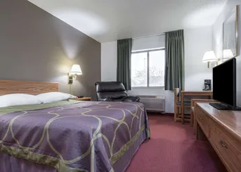 Super 8 by Wyndham Fond Du Lac hotel thumbnail 4
