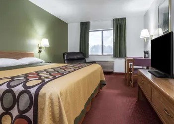 Super 8 by Wyndham Fond Du Lac hotel thumbnail 5