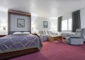 Super 8 by Wyndham Fond Du Lac hotel thumbnail 6