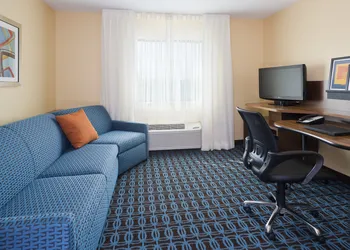 Wingate by Wyndham Oshkosh hotel thumbnail 5