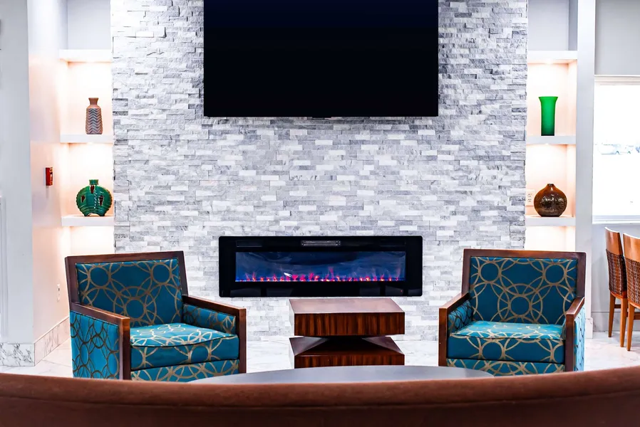 La Quinta Inn & Suites by Wyndham Evansville hotel detail image 2