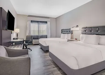 La Quinta Inn & Suites by Wyndham Evansville hotel thumbnail 5