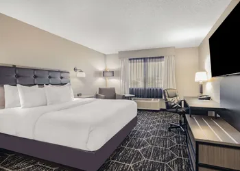 La Quinta Inn & Suites by Wyndham Evansville hotel thumbnail 6
