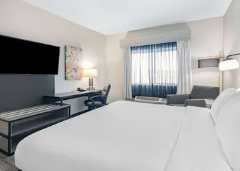 La Quinta Inn & Suites by Wyndham Evansville hotel thumbnail 7