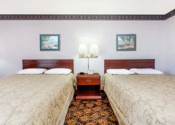 Super 8 by Wyndham Evansville North hotel thumbnail 6