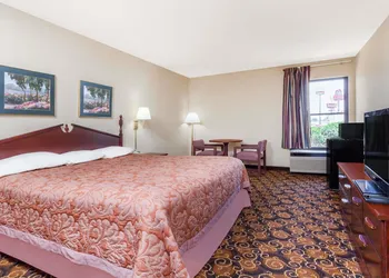 Super 8 by Wyndham Evansville North hotel thumbnail 7