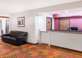 Super 8 by Wyndham Evansville North hotel thumbnail 2