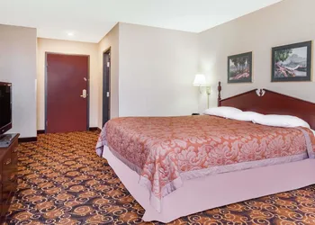 Super 8 by Wyndham Evansville North hotel thumbnail 5