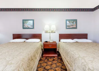 Super 8 by Wyndham Evansville North hotel thumbnail 6