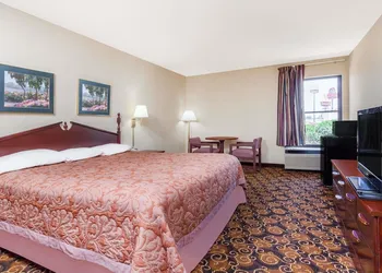 Super 8 by Wyndham Evansville North hotel thumbnail 7