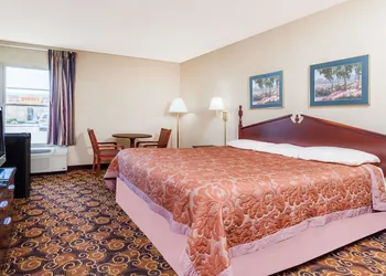 Super 8 by Wyndham Evansville North hotel thumbnail 8