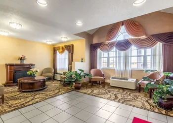 Econo Lodge Inn & Suites Evansville East hotel thumbnail 3
