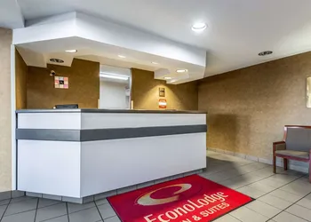 Econo Lodge Inn & Suites Evansville East hotel thumbnail 4