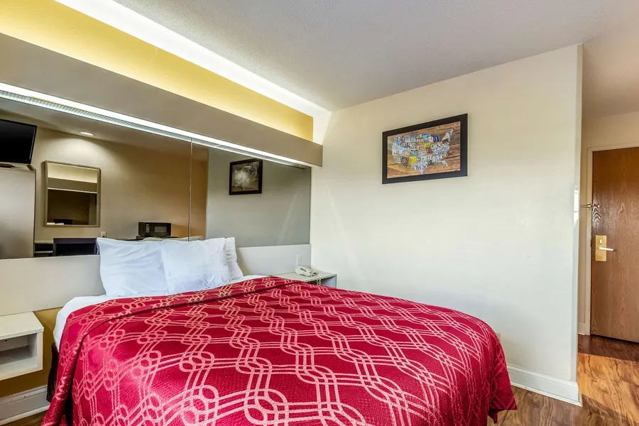 Econo Lodge Inn & Suites Evansville East hotel detail image 6