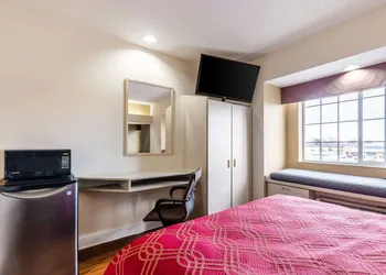 Econo Lodge Inn & Suites Evansville East hotel thumbnail 7