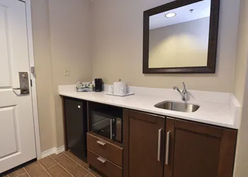 Hampton Inn & Suites Alexandria hotel thumbnail 3