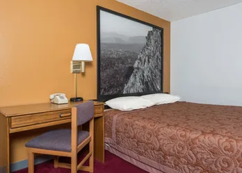 Super 8 by Wyndham Front Royal Near Shenandoah National Park hotel thumbnail 7