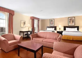 Ramada by Wyndham Elizabethtown hotel thumbnail 3