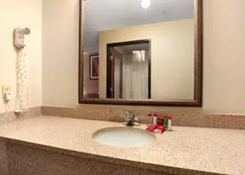 Ramada by Wyndham Elizabethtown hotel thumbnail 4