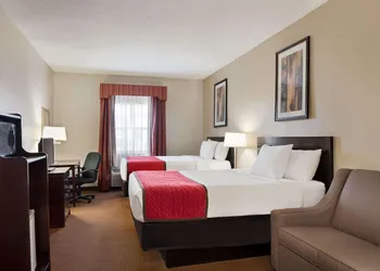 Ramada by Wyndham Elizabethtown hotel thumbnail 8