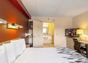 Red Roof Inn Florence - Civic Center hotel thumbnail 8